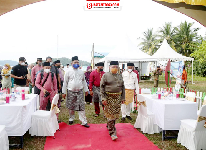 Rombongan Wakil Bupati saat memasuki gerbang stand bazar